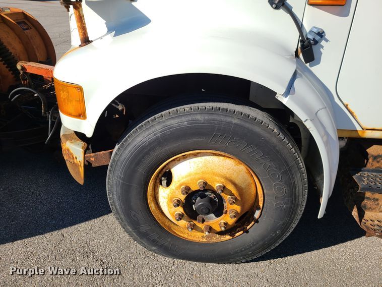 image for item HE9973 2001 International 4900  dump truck