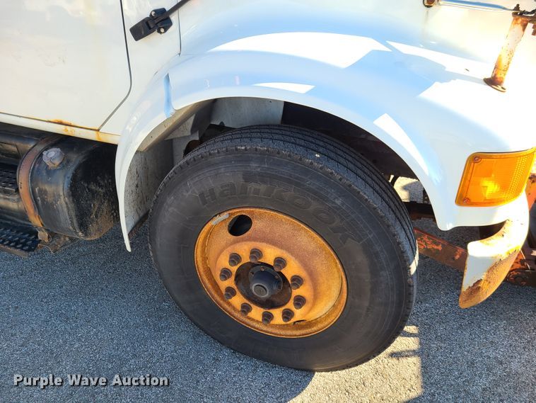 image for item HE9973 2001 International 4900  dump truck