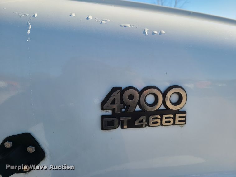 image for item HE9973 2001 International 4900  dump truck