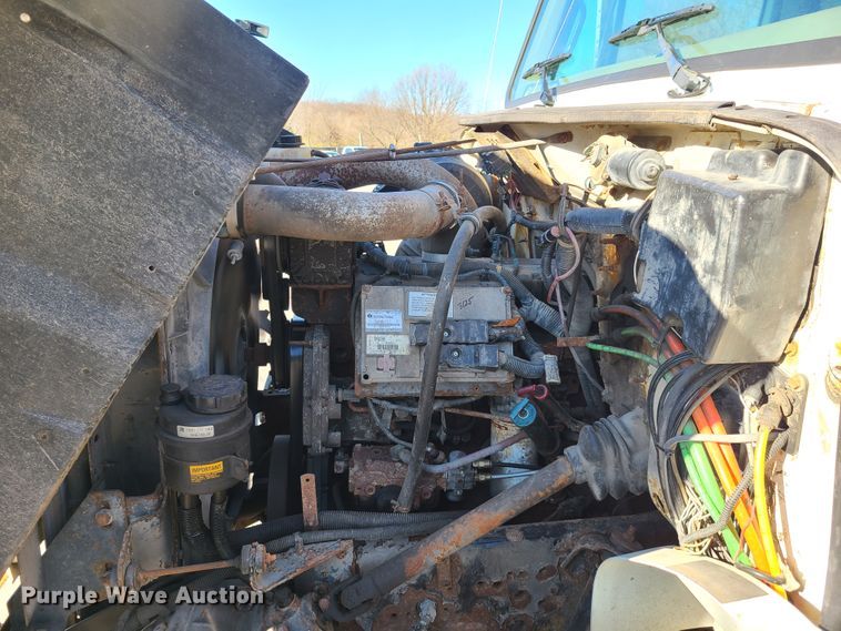 image for item HE9973 2001 International 4900  dump truck