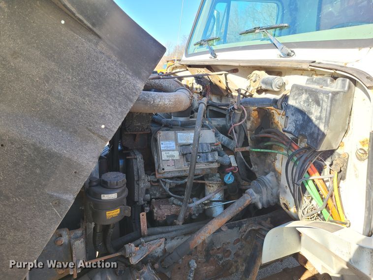 image for item HE9973 2001 International 4900  dump truck