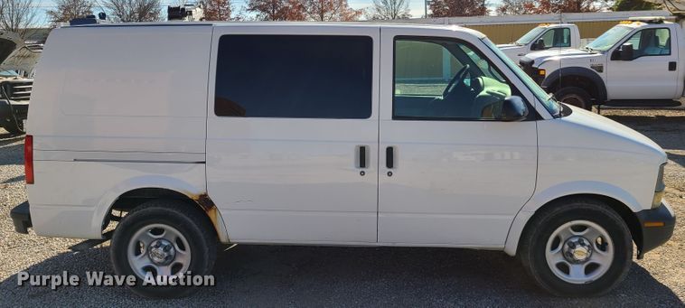 image for item HE9974 2003 Chevrolet Astro  van