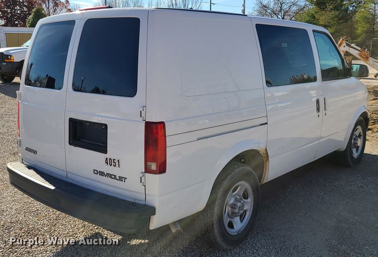 image for item HE9974 2003 Chevrolet Astro  van