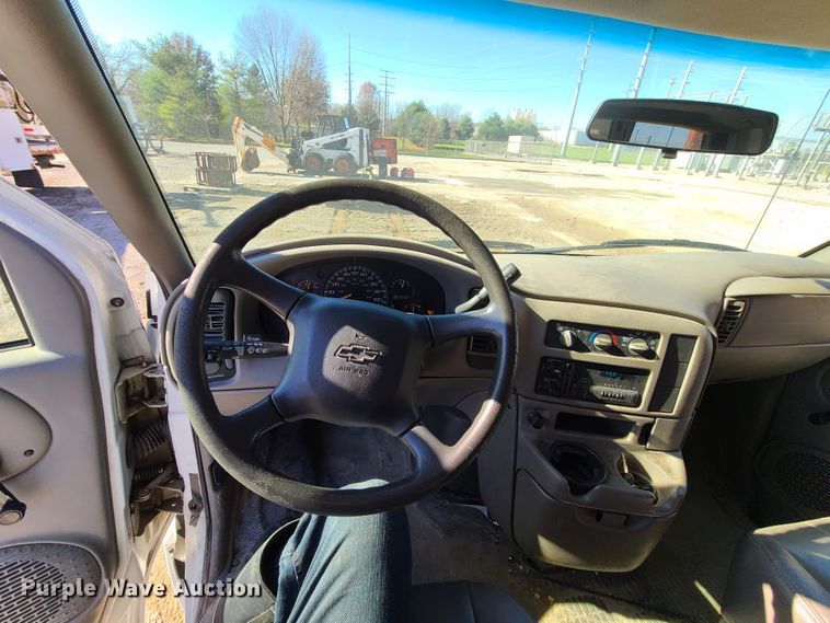 image for item HE9974 2003 Chevrolet Astro  van