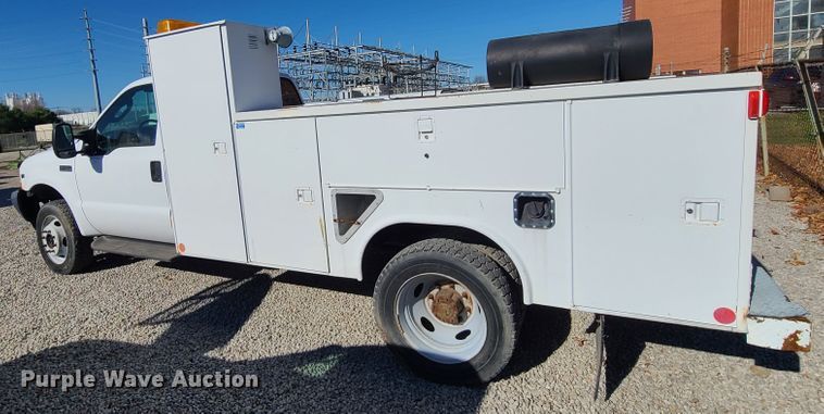 image for item HE9976 2003 Ford F450 Super Duty  utility truck