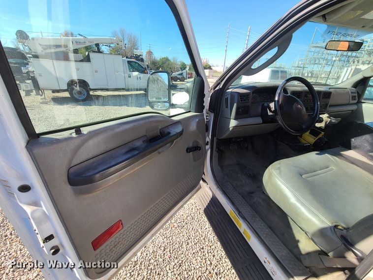 image for item HE9976 2003 Ford F450 Super Duty  utility truck