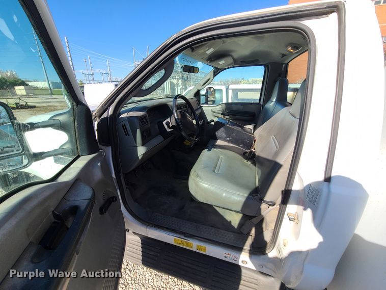 image for item HE9976 2003 Ford F450 Super Duty  utility truck