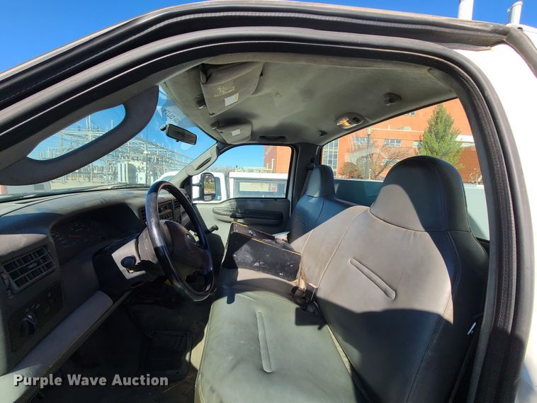 image for item HE9976 2003 Ford F450 Super Duty  utility truck