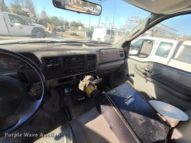 image for item HE9976 2003 Ford F450 Super Duty  utility truck