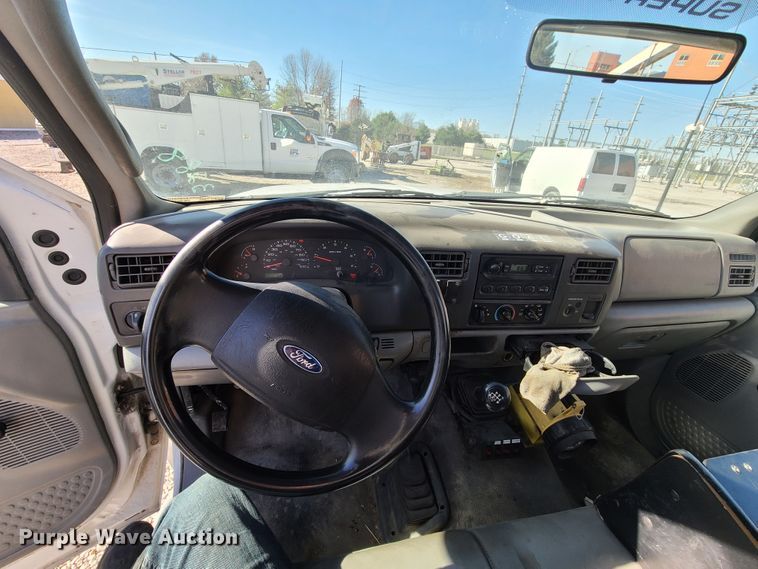 image for item HE9976 2003 Ford F450 Super Duty  utility truck