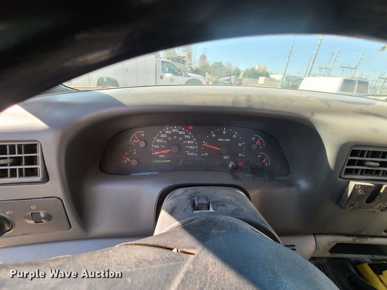 image for item HE9976 2003 Ford F450 Super Duty  utility truck