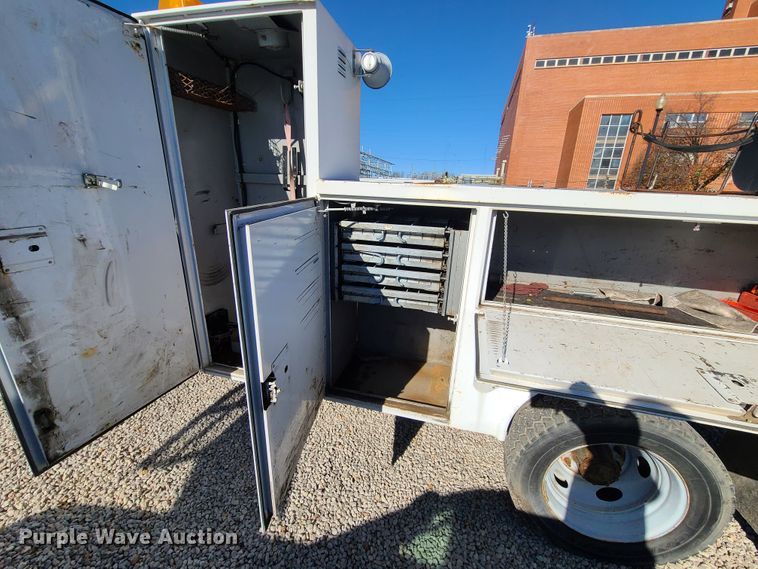 image for item HE9976 2003 Ford F450 Super Duty  utility truck