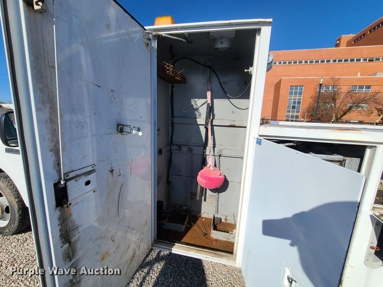 image for item HE9976 2003 Ford F450 Super Duty  utility truck