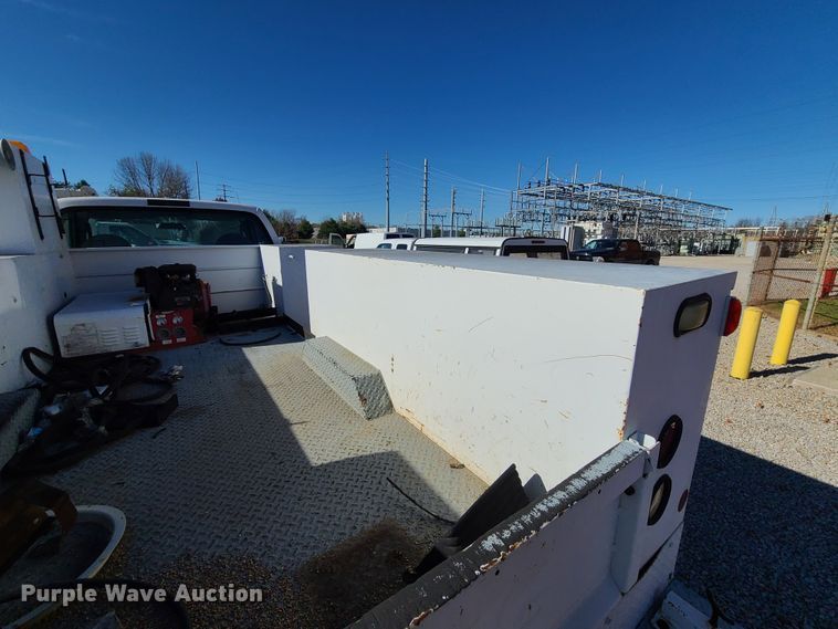 image for item HE9976 2003 Ford F450 Super Duty  utility truck