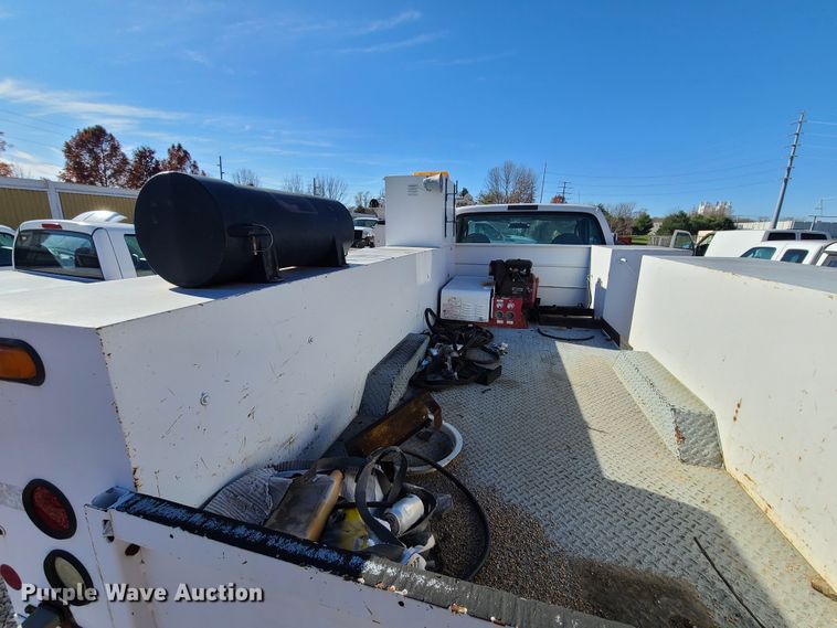 image for item HE9976 2003 Ford F450 Super Duty  utility truck