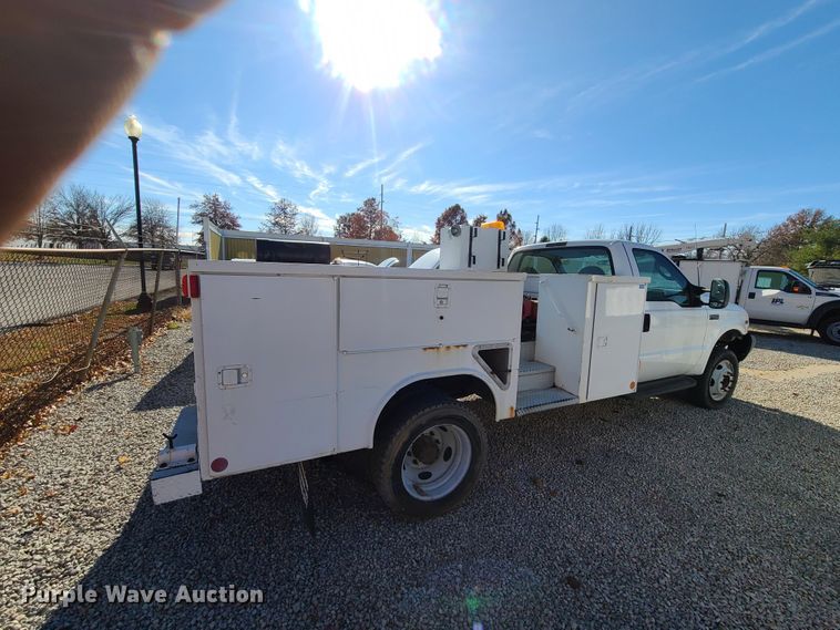 image for item HE9976 2003 Ford F450 Super Duty  utility truck