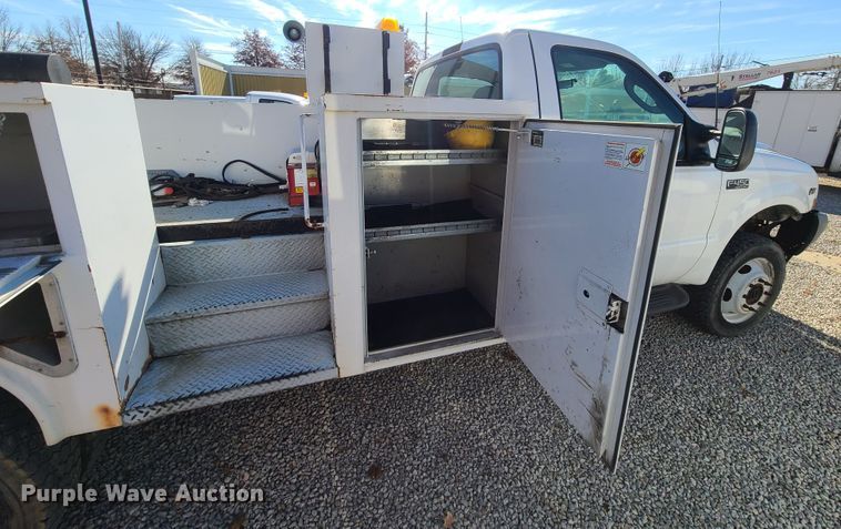 image for item HE9976 2003 Ford F450 Super Duty  utility truck