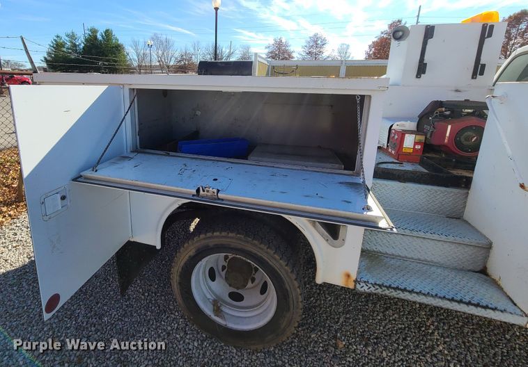 image for item HE9976 2003 Ford F450 Super Duty  utility truck