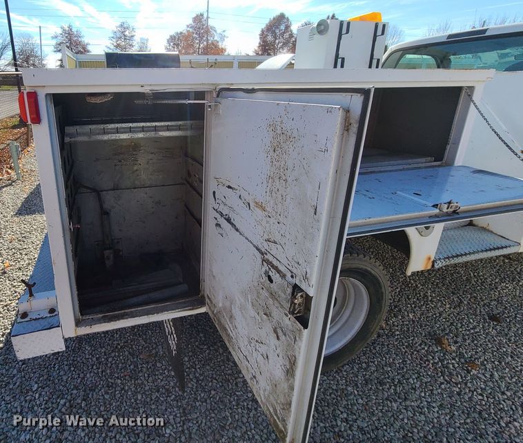 image for item HE9976 2003 Ford F450 Super Duty  utility truck