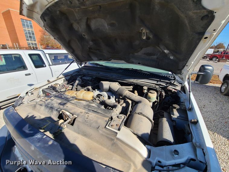 image for item HE9976 2003 Ford F450 Super Duty  utility truck