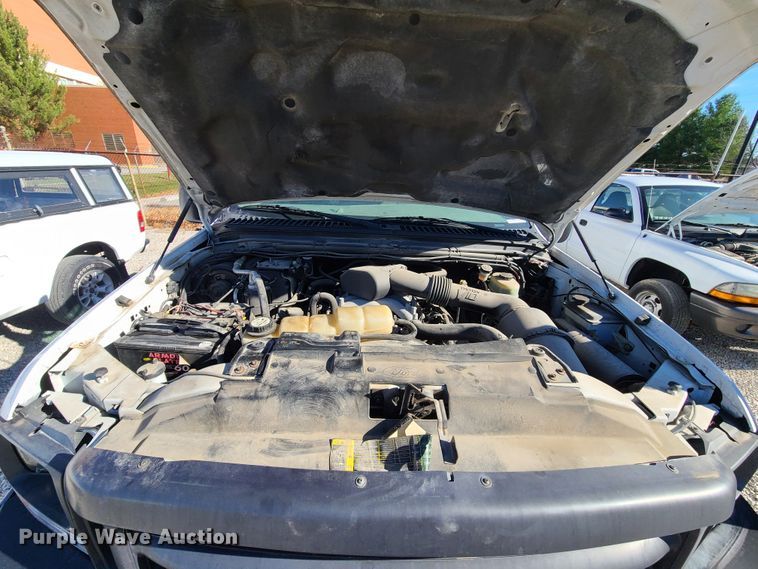 image for item HE9976 2003 Ford F450 Super Duty  utility truck