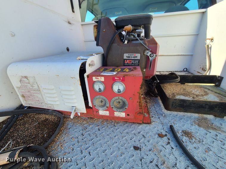 image for item HE9976 2003 Ford F450 Super Duty  utility truck