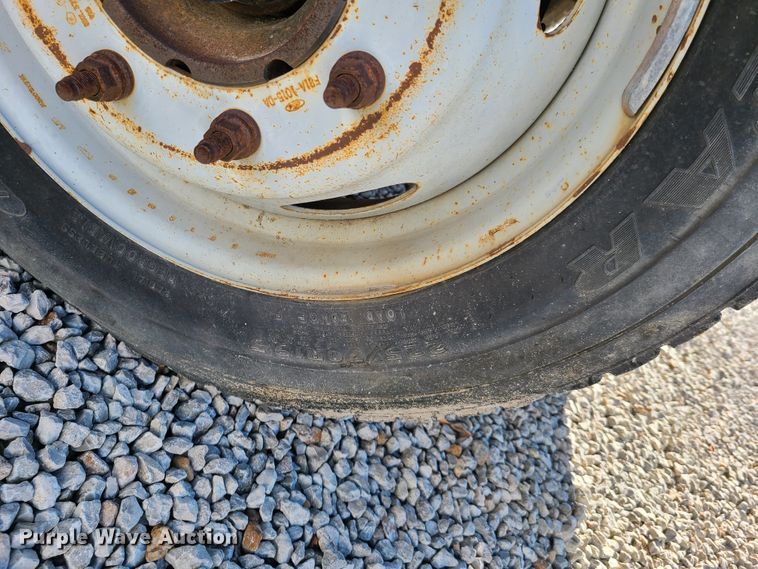 image for item HE9976 2003 Ford F450 Super Duty  utility truck