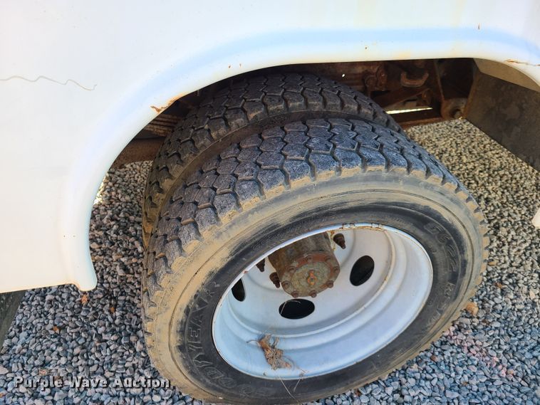 image for item HE9976 2003 Ford F450 Super Duty  utility truck