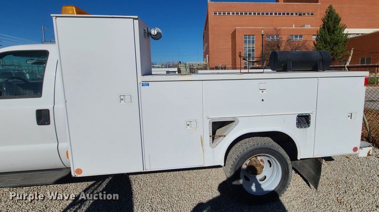 image for item HE9976 2003 Ford F450 Super Duty  utility truck