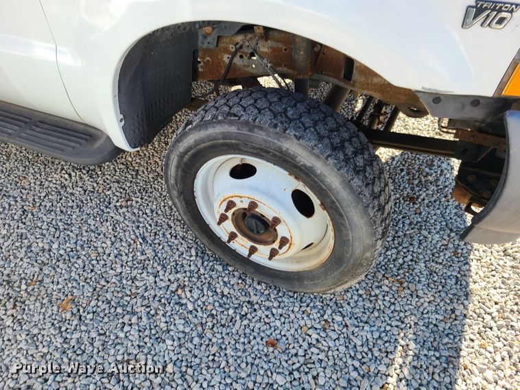 image for item HE9976 2003 Ford F450 Super Duty  utility truck