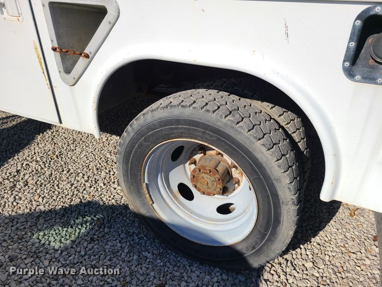 image for item HE9976 2003 Ford F450 Super Duty  utility truck