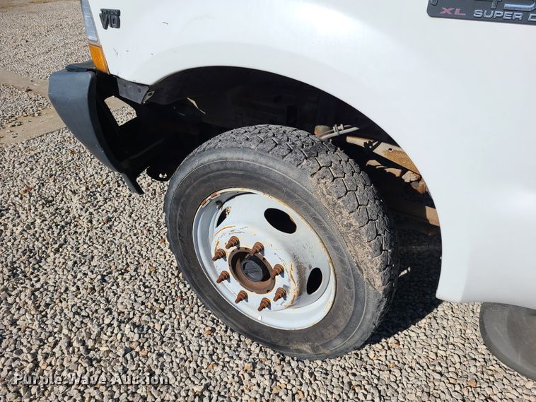 image for item HE9976 2003 Ford F450 Super Duty  utility truck