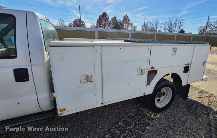 image for item HE9979 1999 Ford F450 Super Duty  utility truck