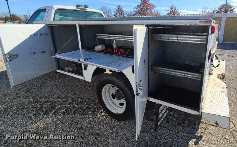 image for item HE9979 1999 Ford F450 Super Duty  utility truck