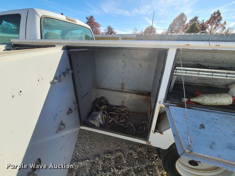 image for item HE9979 1999 Ford F450 Super Duty  utility truck