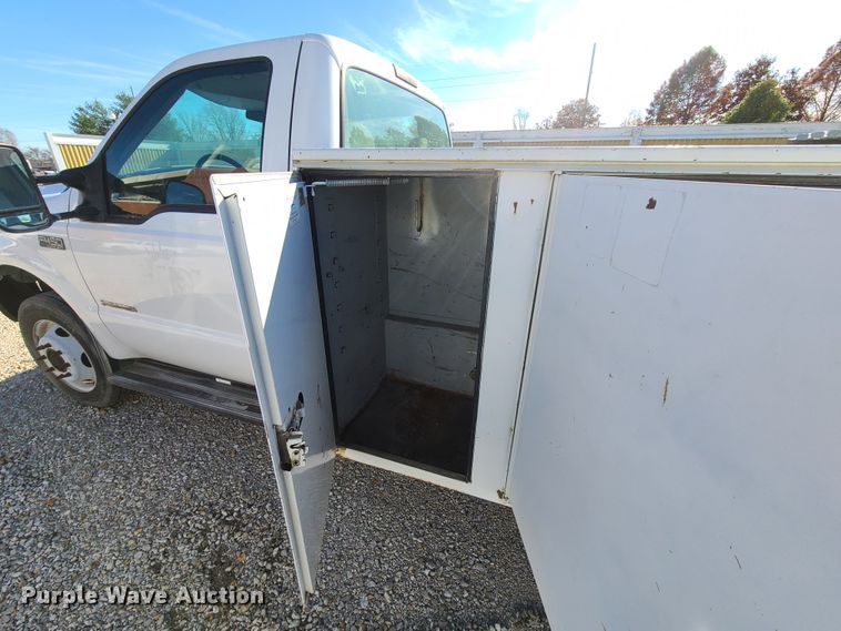 image for item HE9979 1999 Ford F450 Super Duty  utility truck