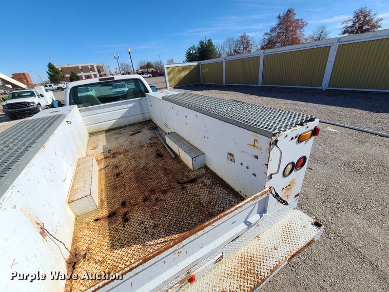 image for item HE9979 1999 Ford F450 Super Duty  utility truck