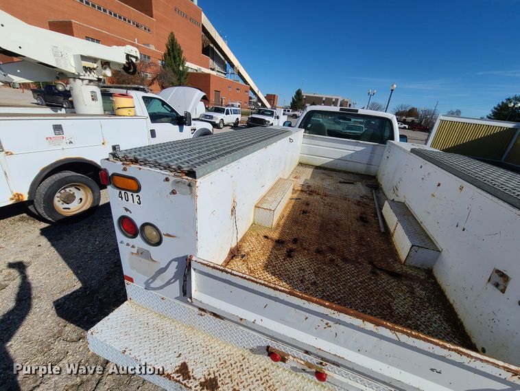 image for item HE9979 1999 Ford F450 Super Duty  utility truck