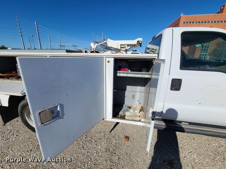 image for item HE9979 1999 Ford F450 Super Duty  utility truck