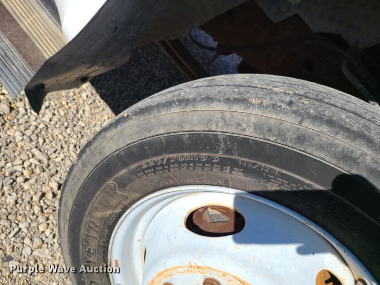 image for item HE9979 1999 Ford F450 Super Duty  utility truck