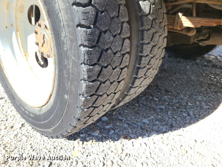 image for item HE9979 1999 Ford F450 Super Duty  utility truck