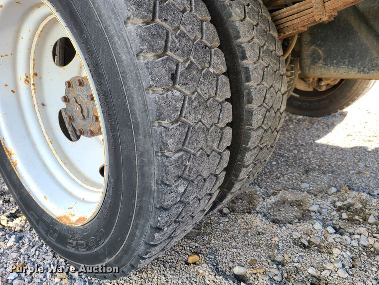 image for item HE9979 1999 Ford F450 Super Duty  utility truck