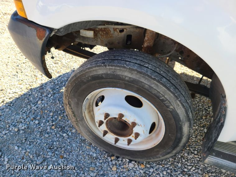 image for item HE9979 1999 Ford F450 Super Duty  utility truck