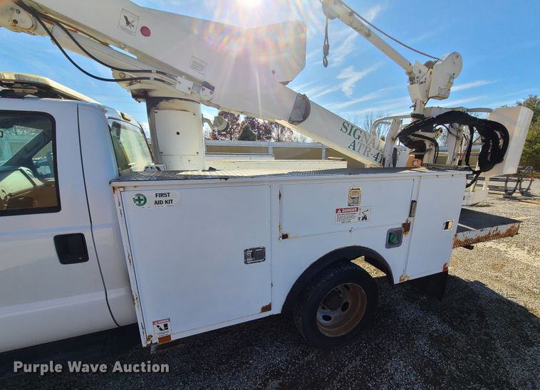 image for item HE9980 2009 Ford F550 Super Duty  bucket truck