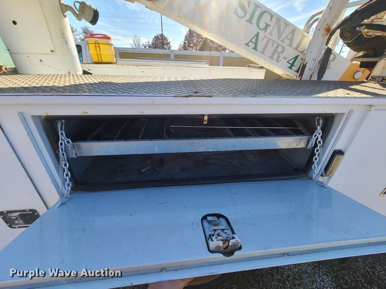 image for item HE9980 2009 Ford F550 Super Duty  bucket truck