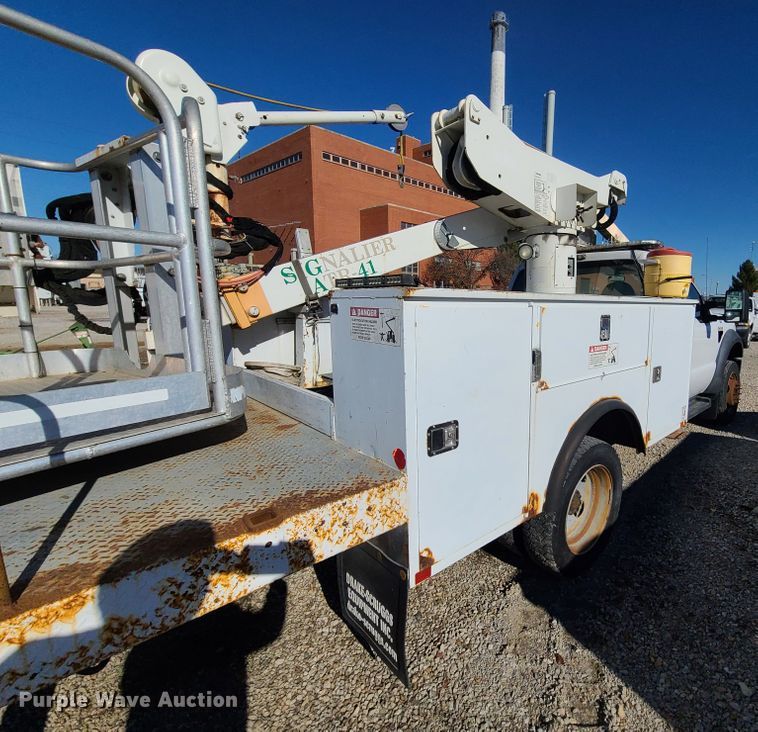 image for item HE9980 2009 Ford F550 Super Duty  bucket truck