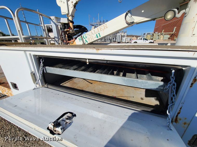 image for item HE9980 2009 Ford F550 Super Duty  bucket truck