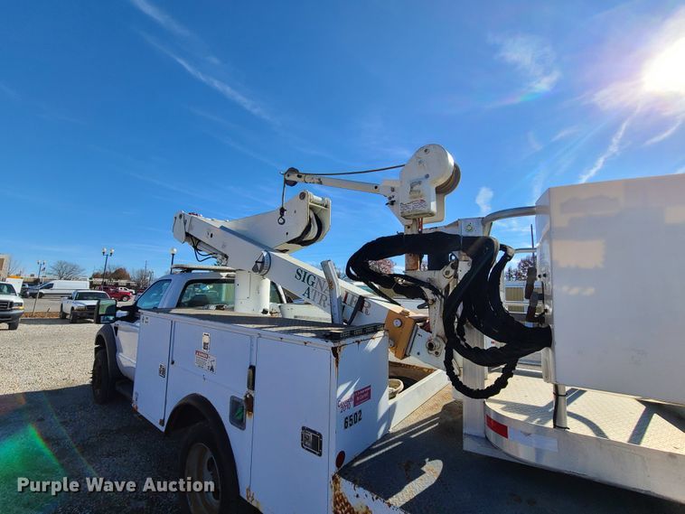 image for item HE9980 2009 Ford F550 Super Duty  bucket truck