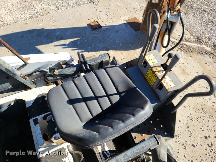 image for item HE9982 2001 Bobcat 863  skid steer loader