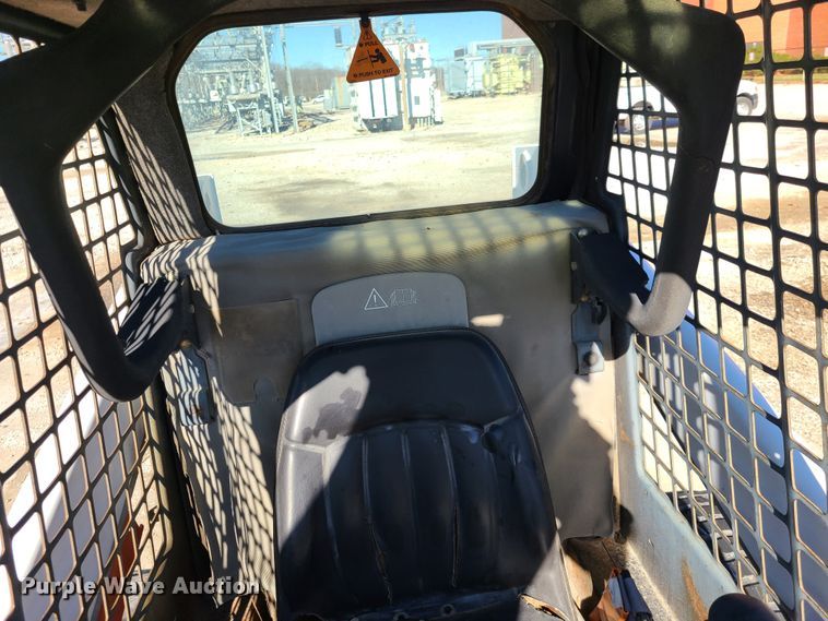 image for item HE9982 2001 Bobcat 863  skid steer loader